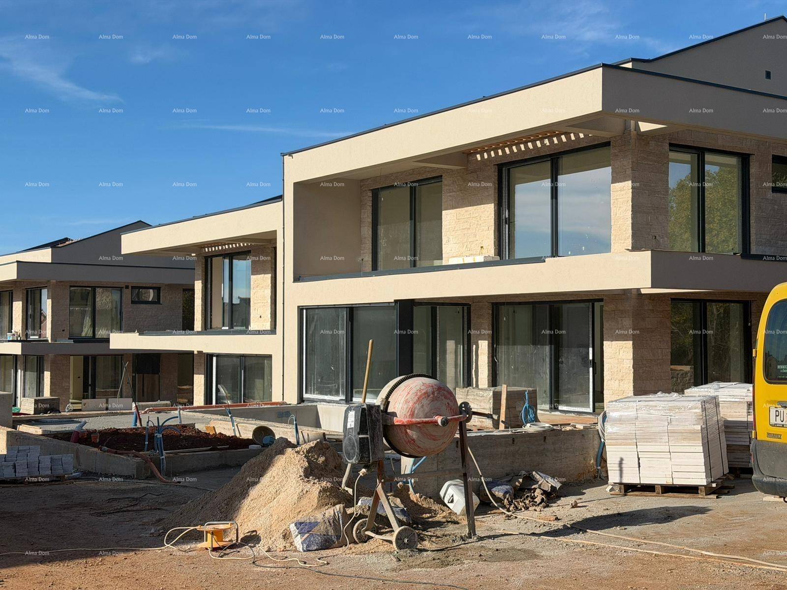 Reihe von modernen Villen im Bau mit großen Glasfronten und Terrassen.
