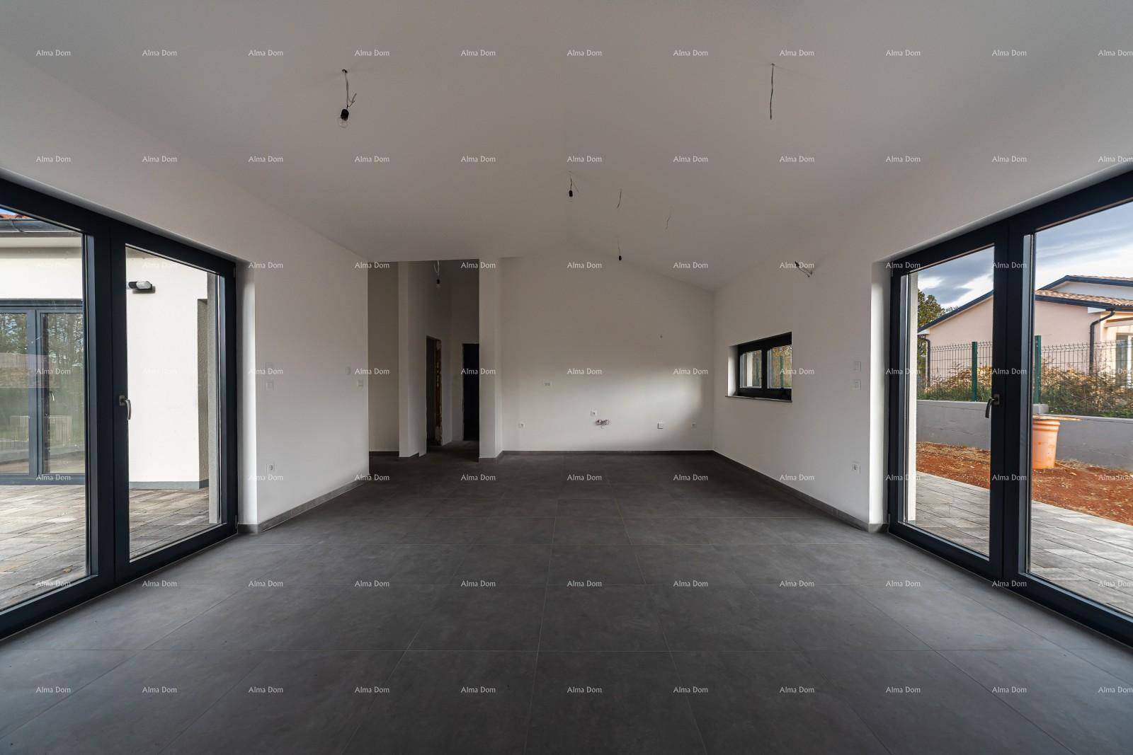 Heller Wohnbereich im Neubau mit großen Fenstern und Zugang zum Außenbereich.