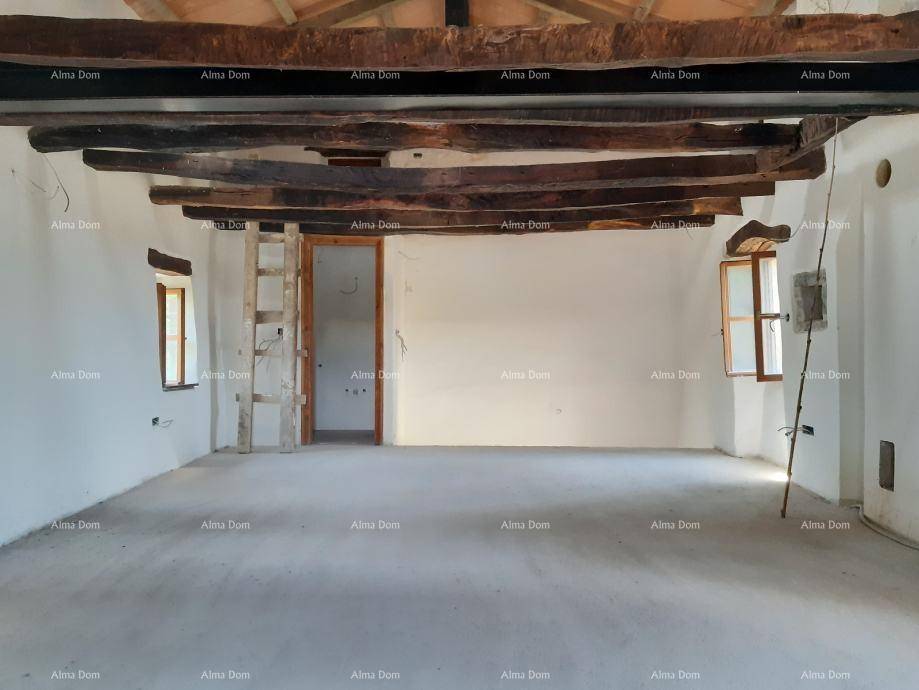 Geräumiger Innenraum mit freiliegenden Holzbalken und Fenstern, bereit für die Gestaltung.