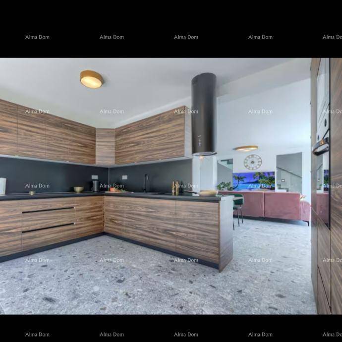 Geräumige, moderne Küche mit Holzschränken, dunklen Arbeitsplatten und integrierten Geräten.