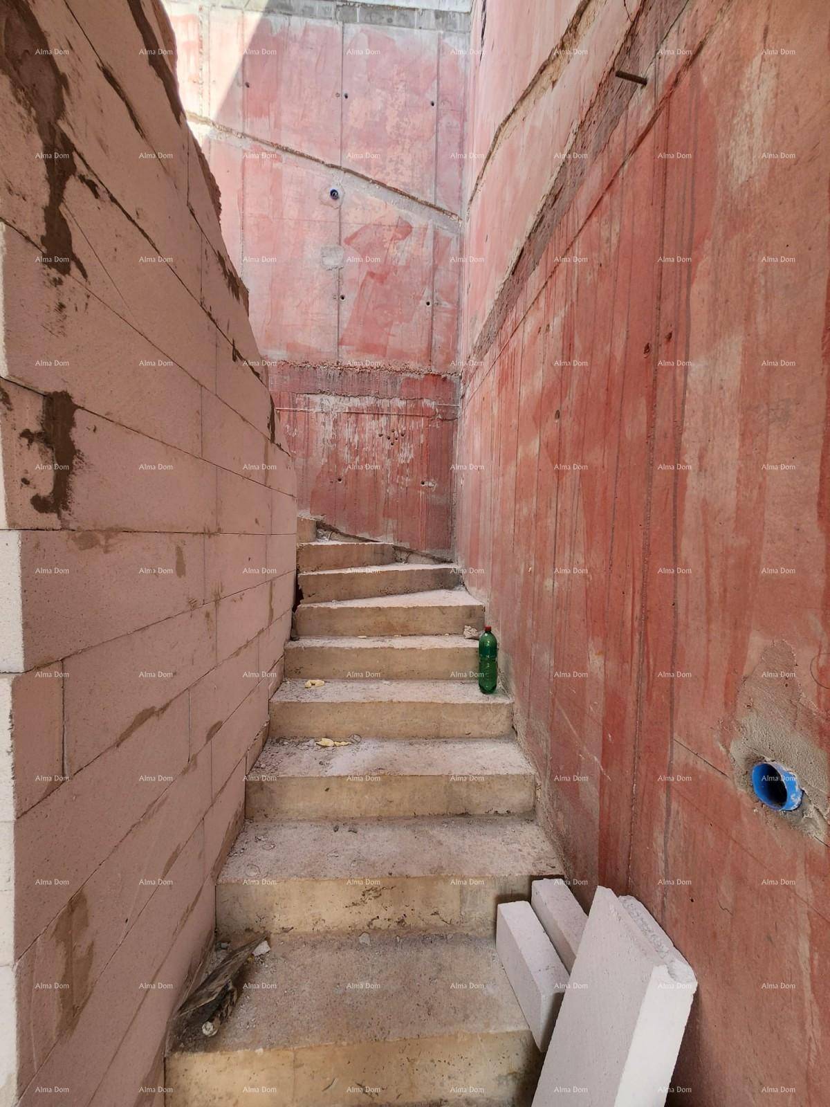 Treppenhaus im Rohbau mit Betonstufen und unverputzten Wänden, bereit für den weiteren Ausbau.