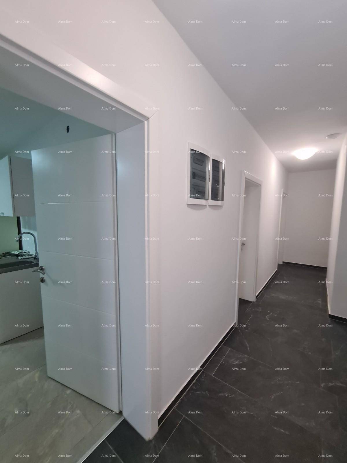 Heller Flur mit dunklen Fliesen und Zugang zu verschiedenen Zimmern der Wohnung.