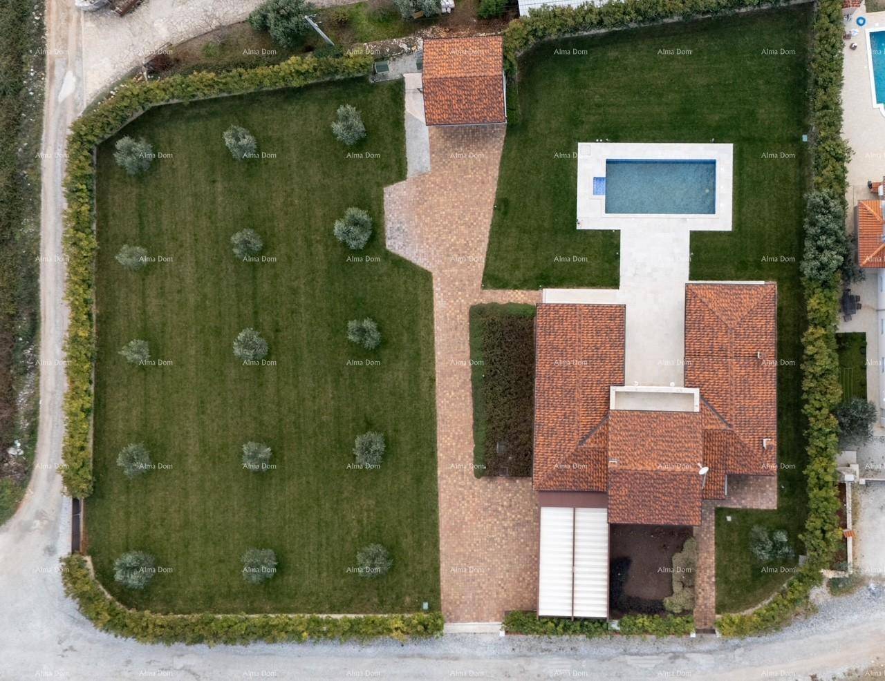 Vogelperspektive des Anwesens, die die Anordnung von Haus, Pool, Auffahrt und Garten detailliert zeigt.