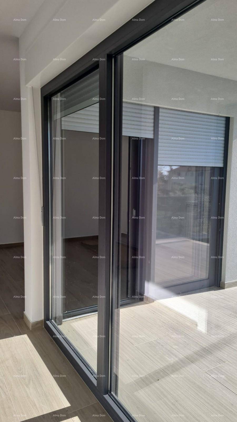Großes Schiebefenster mit Zugang zu einem Außenbereich, das viel natürliches Licht hereinlässt.