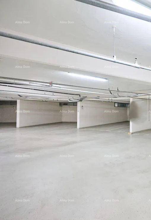 Geräumige Tiefgarage mit Betonboden und ausreichenden Parkmöglichkeiten für Bewohner.