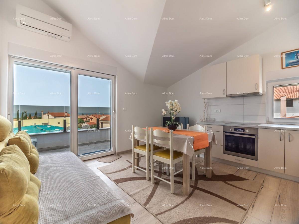 Heller Wohn-Essbereich mit offener Küche, Sofa und Zugang zu einer Dachterrasse mit Poolblick.