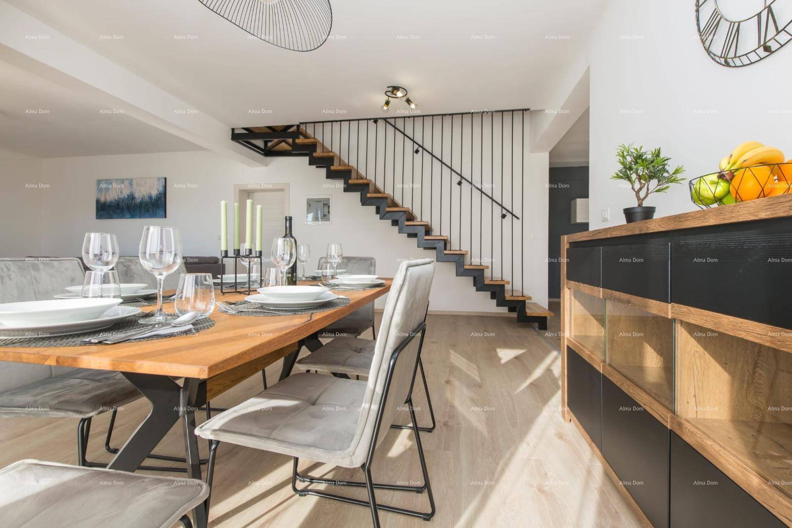 Heller Essbereich mit stilvollem Holztisch, Sideboard und Blick auf die offene Treppe.