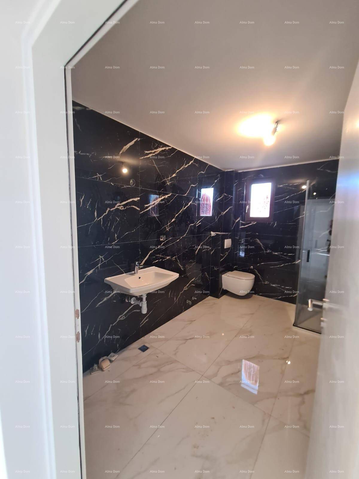 Modernes Badezimmer mit schwarzem Marmor-Look, Waschbecken und wandmontierter Toilette.
