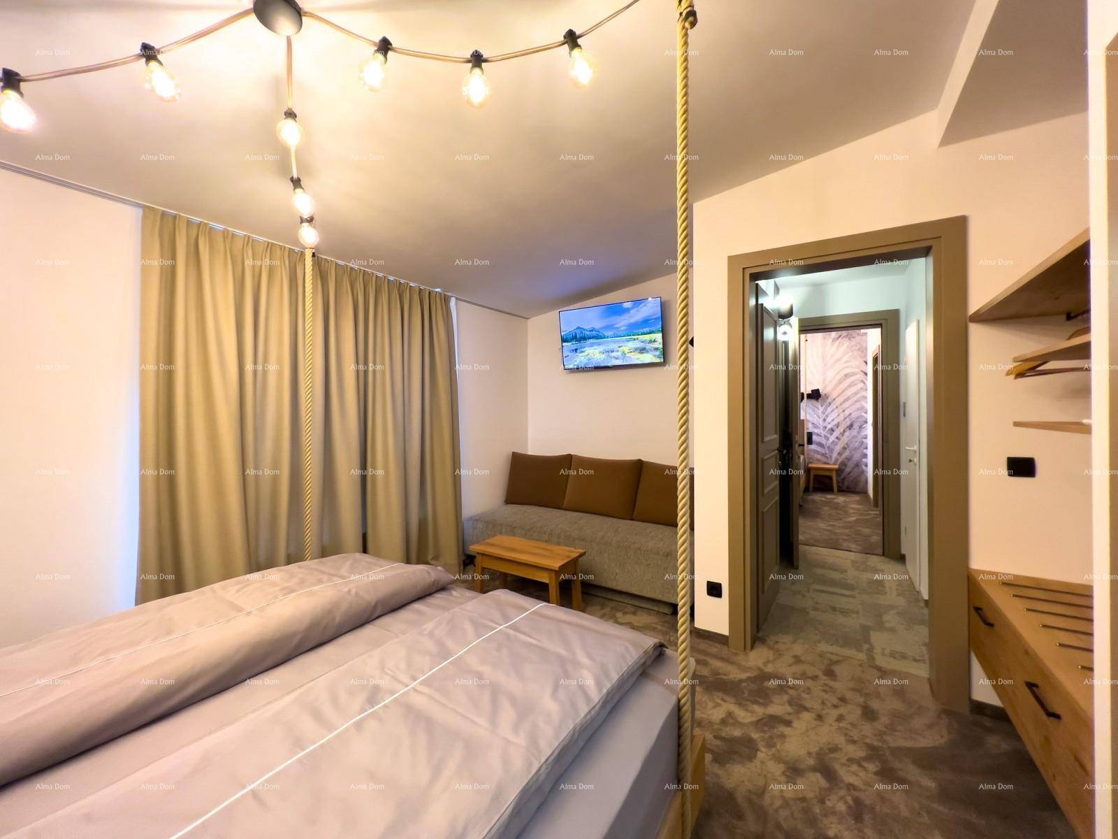 Schlafzimmer mit Bett, Sofa und einer Tür, die zu einem weiteren Raum führt, was Flexibilität bietet.