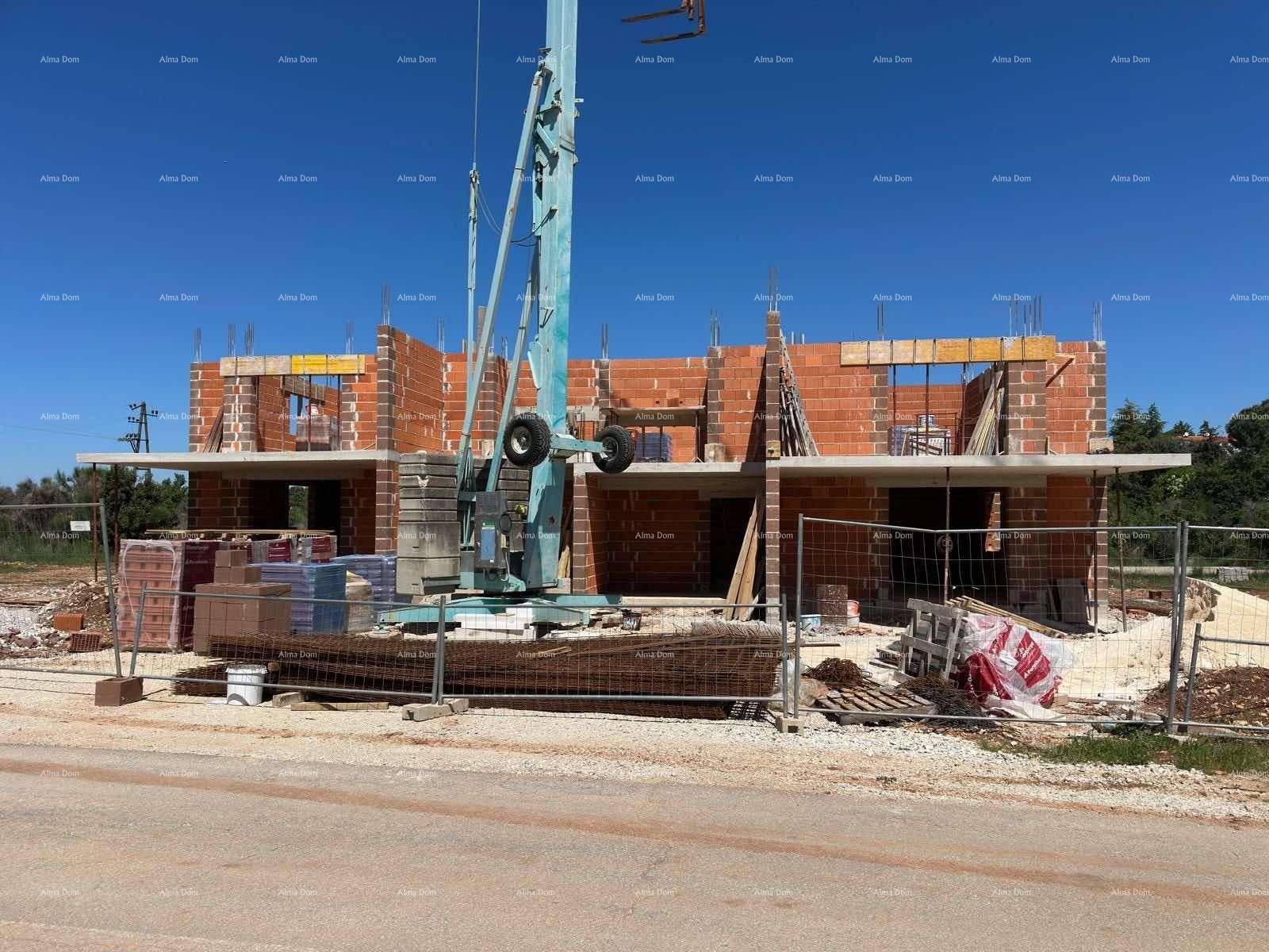 Nahaufnahme der Baustelle eines Neubaus mit Ziegelwänden und Betonstrukturen.