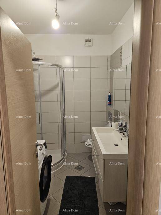 Modernes Badezimmer mit Duschkabine, Waschbecken und Toilette, komplett gefliest.