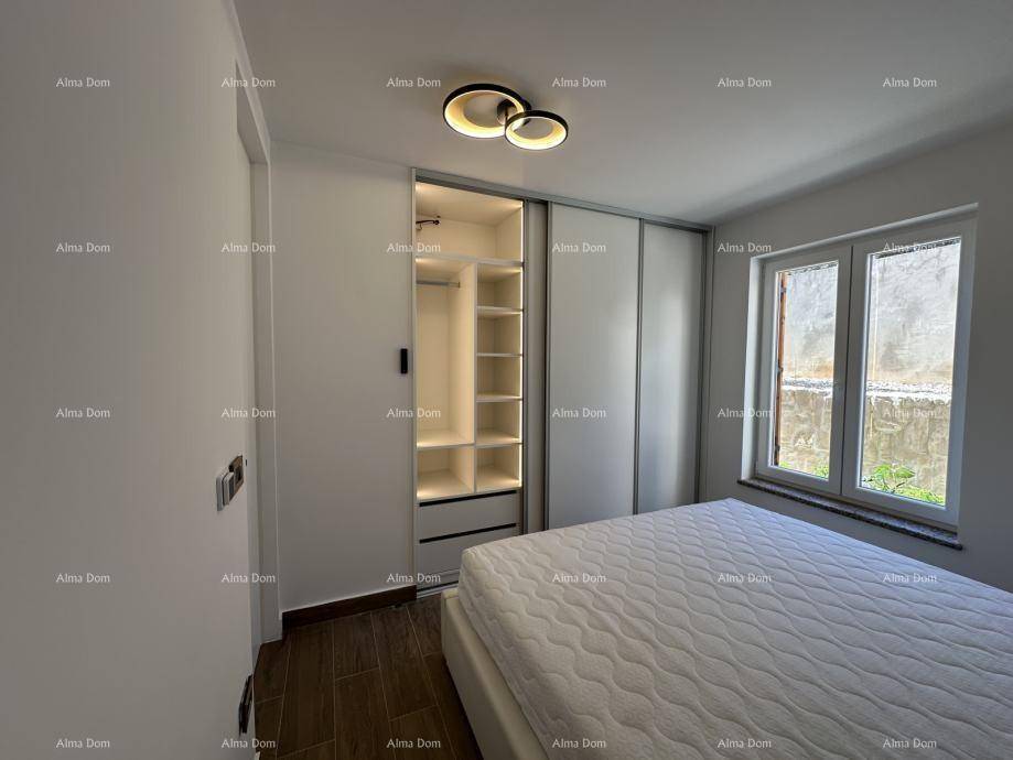 Schlafzimmer mit Doppelbett, integriertem Kleiderschrank und moderner Deckenleuchte.