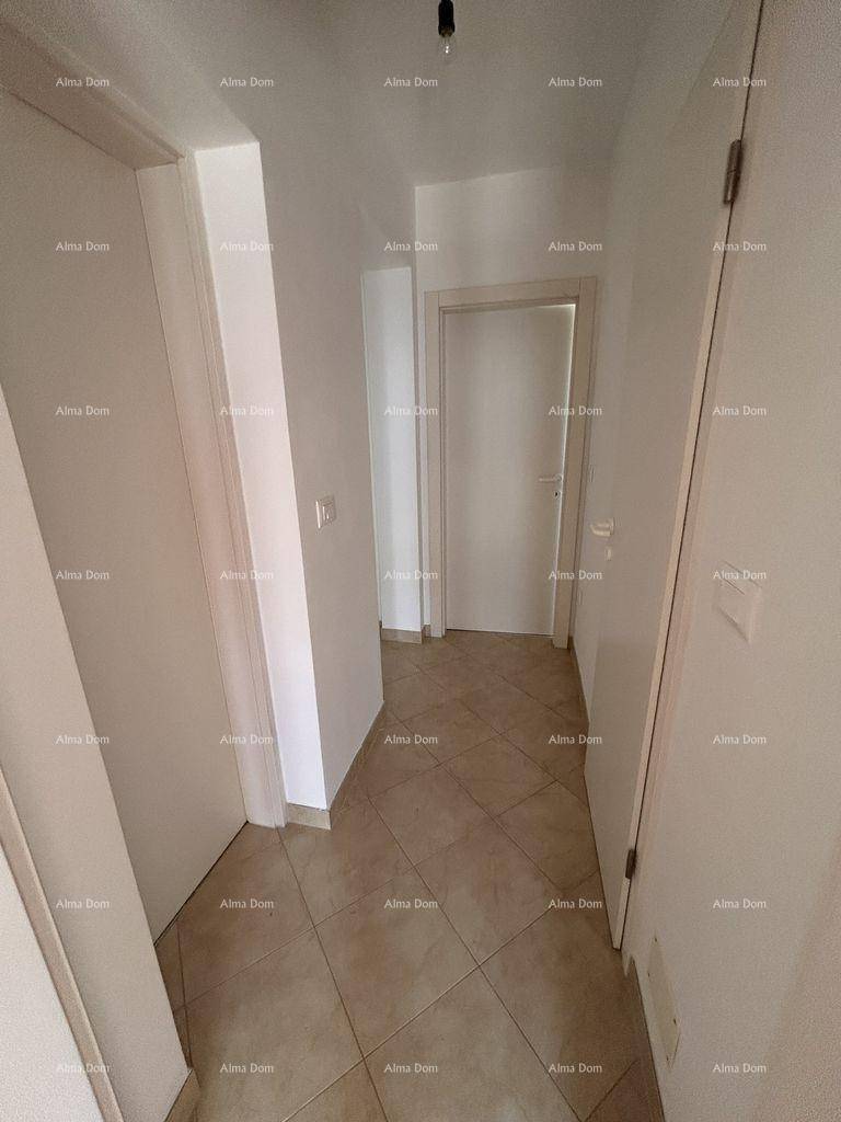 Heller Flur mit Fliesenboden und mehreren Türen, verbindet die verschiedenen Räume der Wohnung.