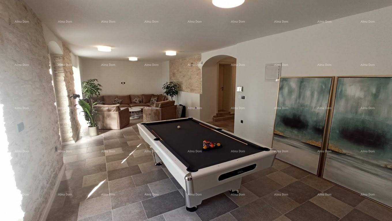 Großer Spielraum mit Billardtisch und einer gemütlichen Sitzecke im Hintergrund.