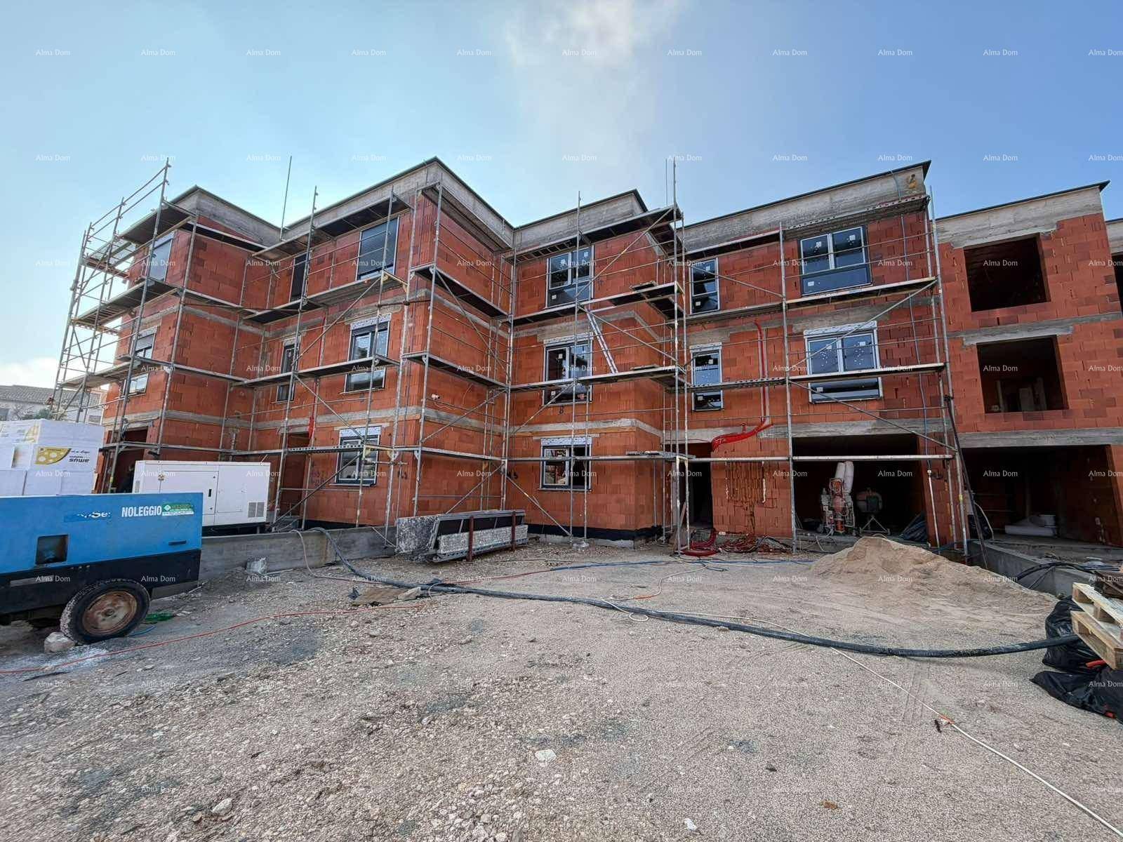 Neubau im Rohbauzustand mit Gerüst und unverputzten Ziegelwänden unter blauem Himmel.