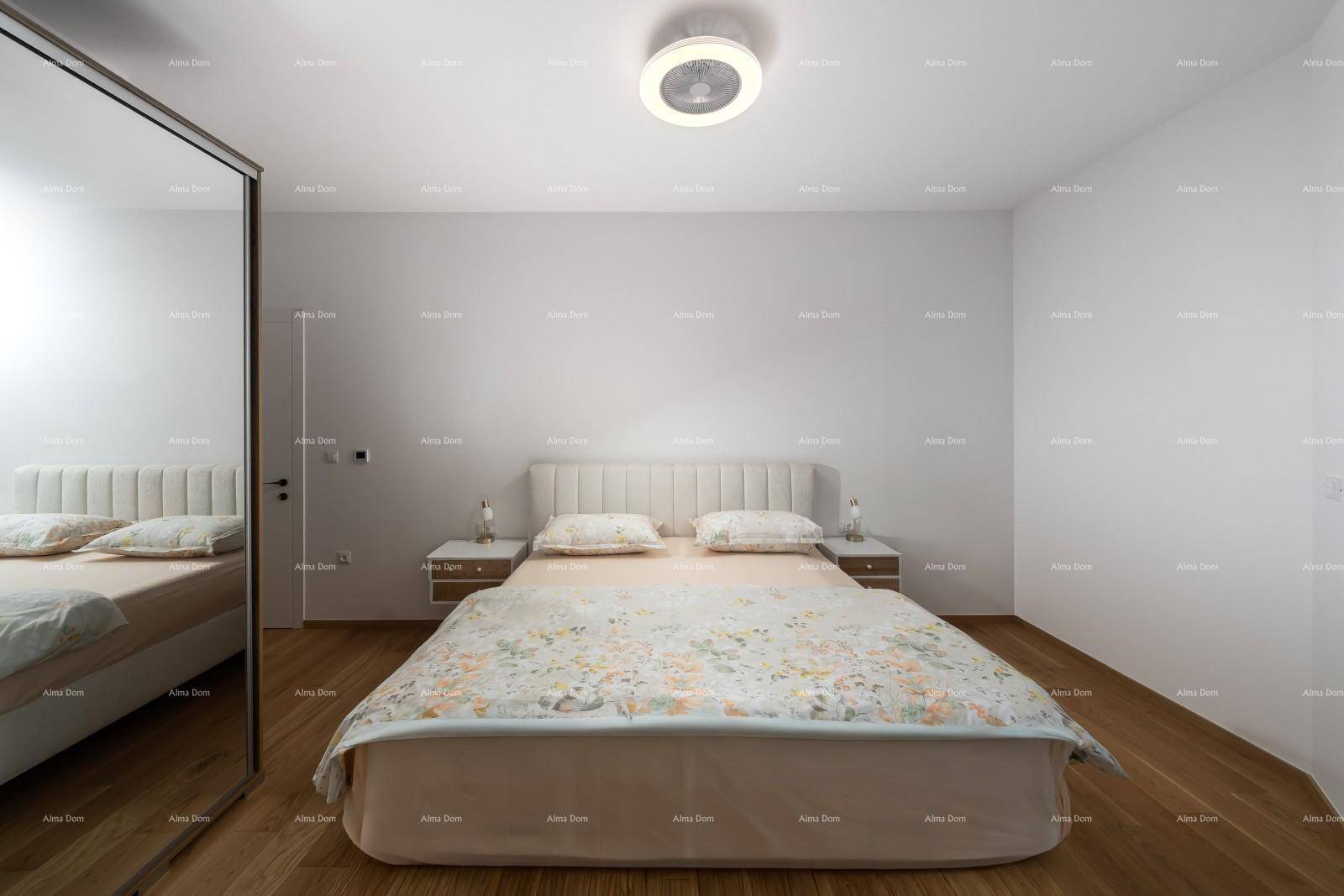 Schlafzimmer mit Doppelbett, Nachttischen und Holzboden, minimalistisch eingerichtet.