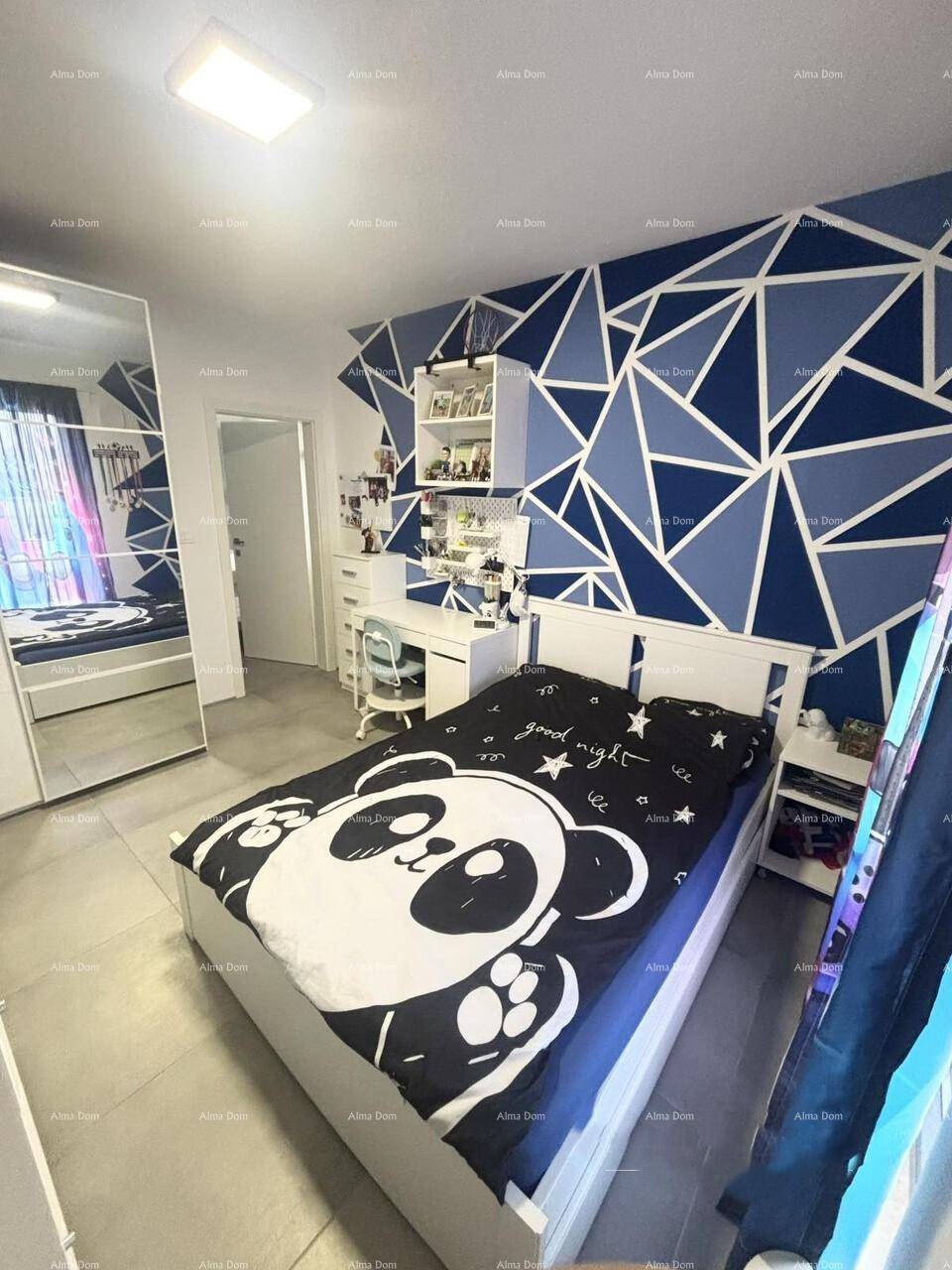 Kinderzimmer mit kreativer Wandgestaltung, Einzelbett und Schreibtischbereich.