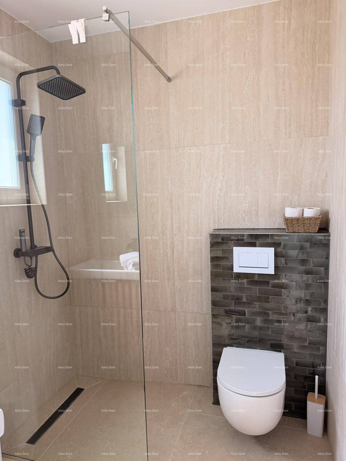 Geräumiges Badezimmer mit großer begehbarer Dusche und wandhängender Toilette in modernem Design.