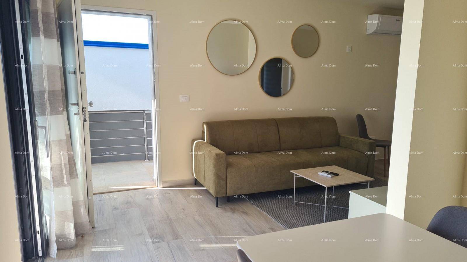 Gemütliches Wohnzimmer mit Sofa, Couchtisch und Zugang zu einem Balkon.