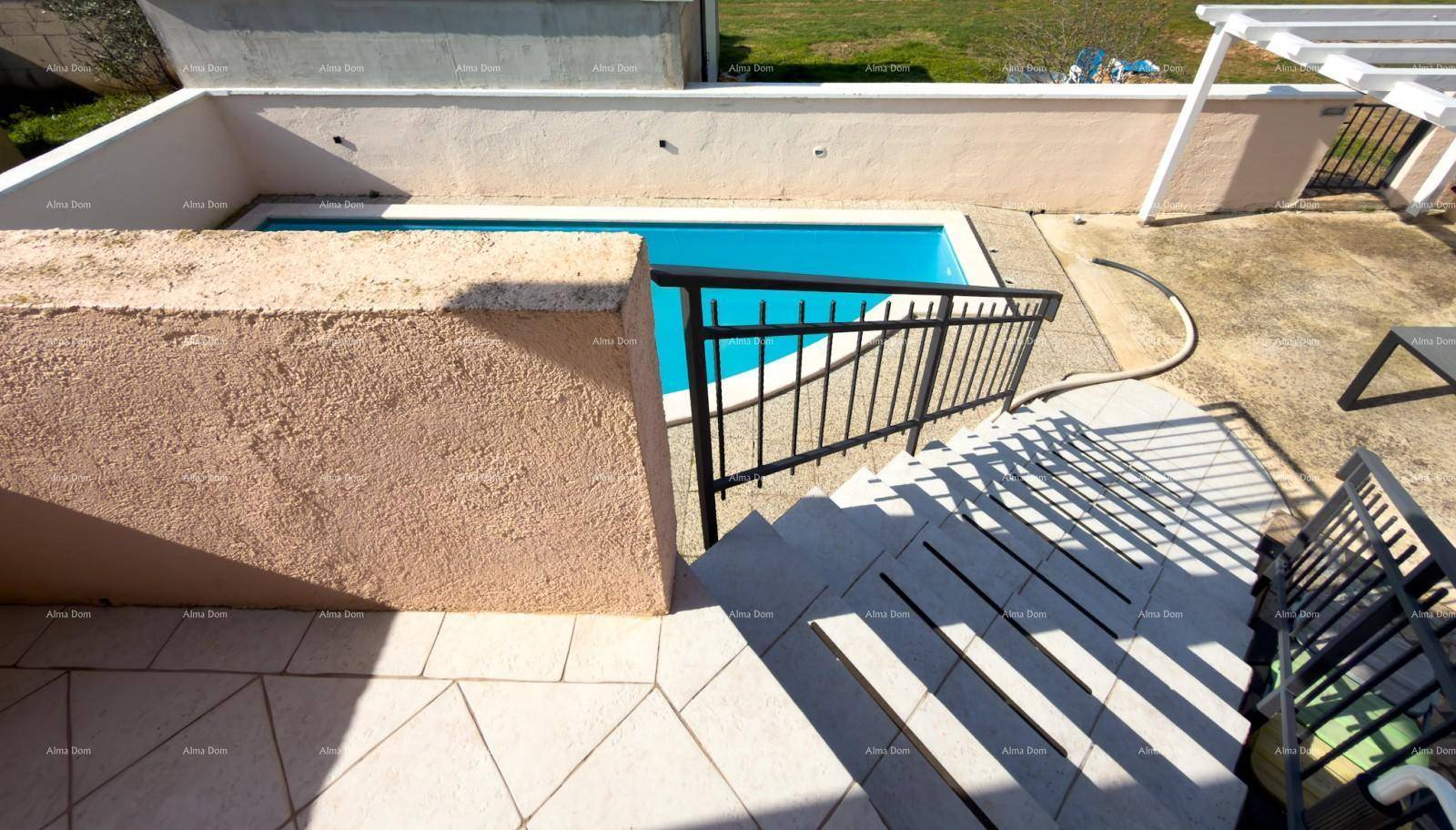 Treppe führt zum erfrischenden Poolbereich, umgeben von einer gepflegten Terrasse.