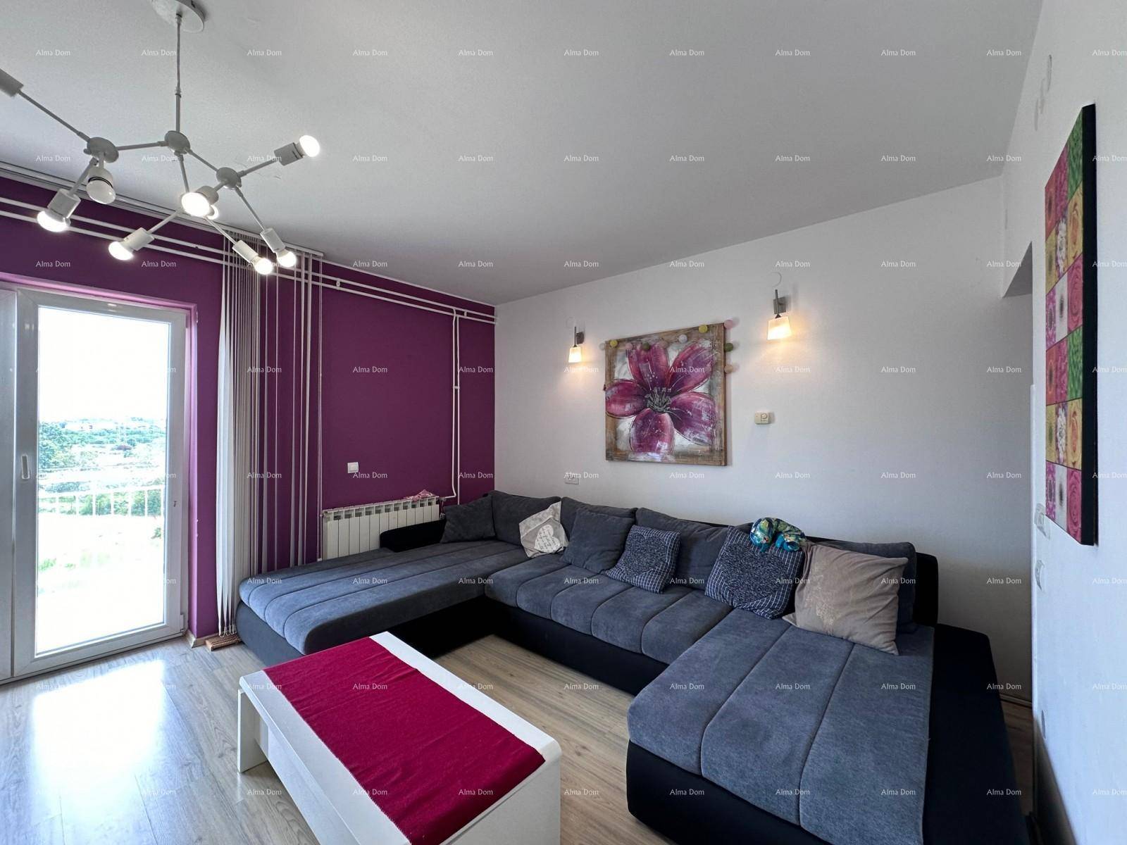 Geräumiges Wohnzimmer mit großem Ecksofa, Couchtisch und farbenfroher Wandgestaltung.
