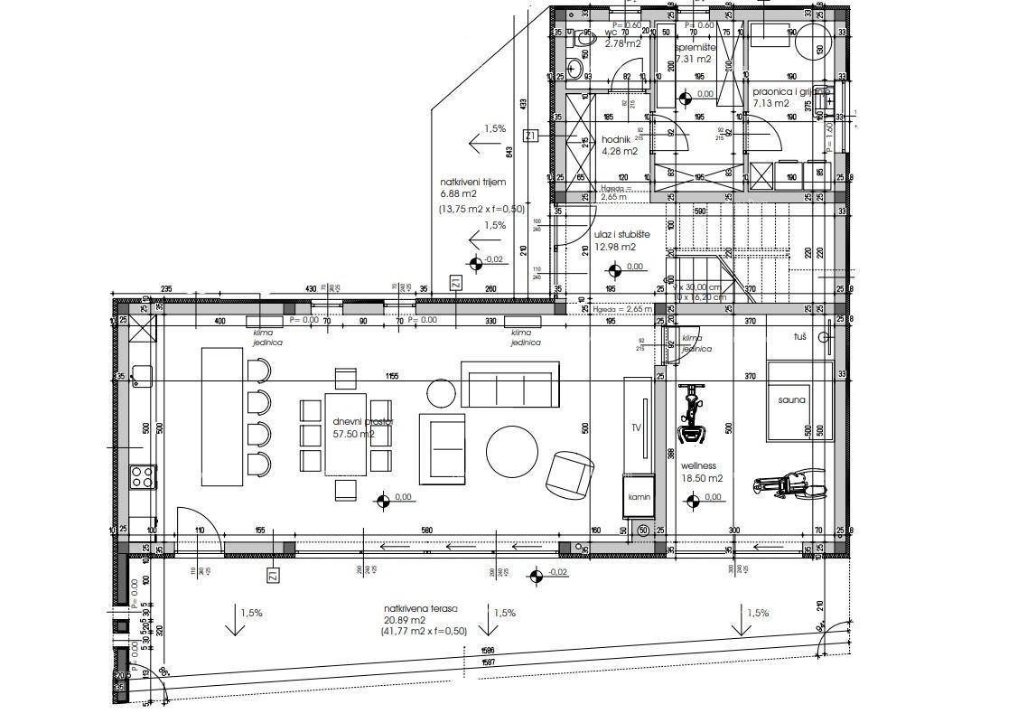 Grundriss des Erdgeschosses mit offenem Wohnbereich, Wellnessbereich und Zugang zur Terrasse.