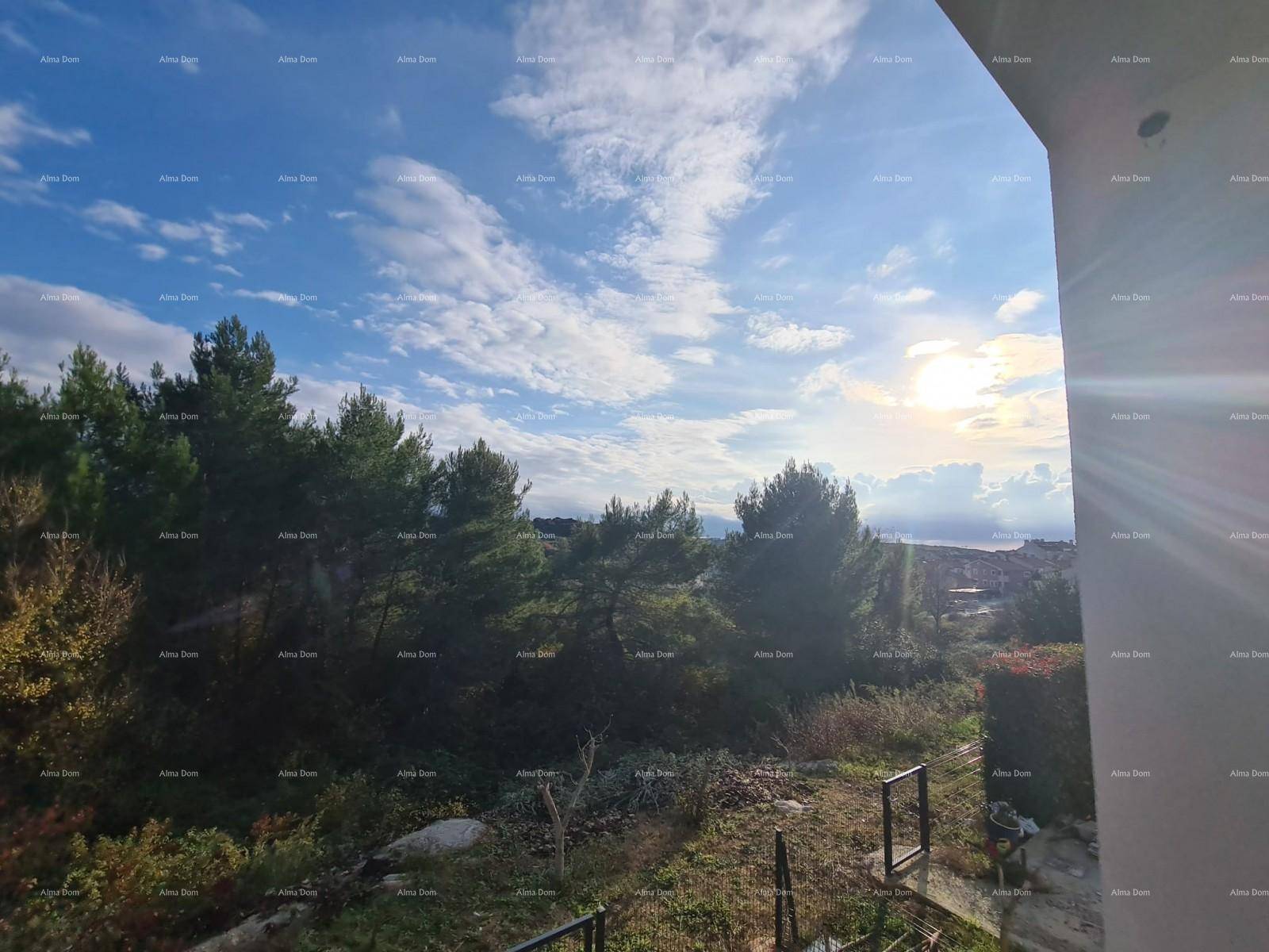 Panoramablick vom Balkon auf grüne Bäume und das Meer in der Ferne unter blauem Himmel.