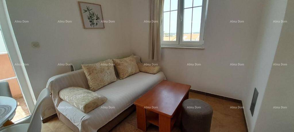 Gemütlicher Wohnbereich mit beigem Sofa und Holztisch, ideal zum Entspannen.