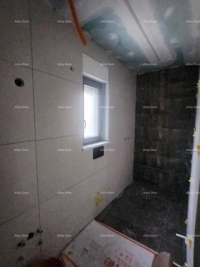 Unfertiges Badezimmer mit Fenster und Fliesen an den Wänden, bereit für die Installation.