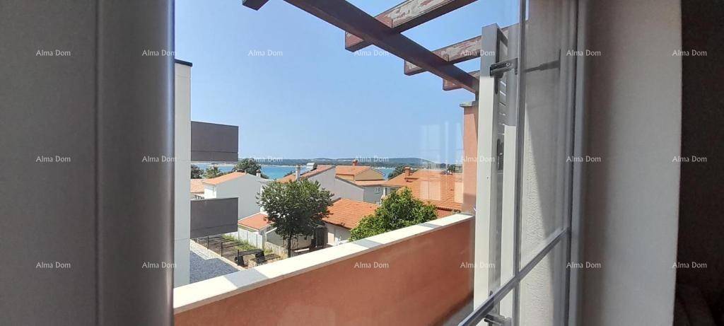 Blick aus dem Fenster auf das Meer und die umliegenden Dächer der Häuser.