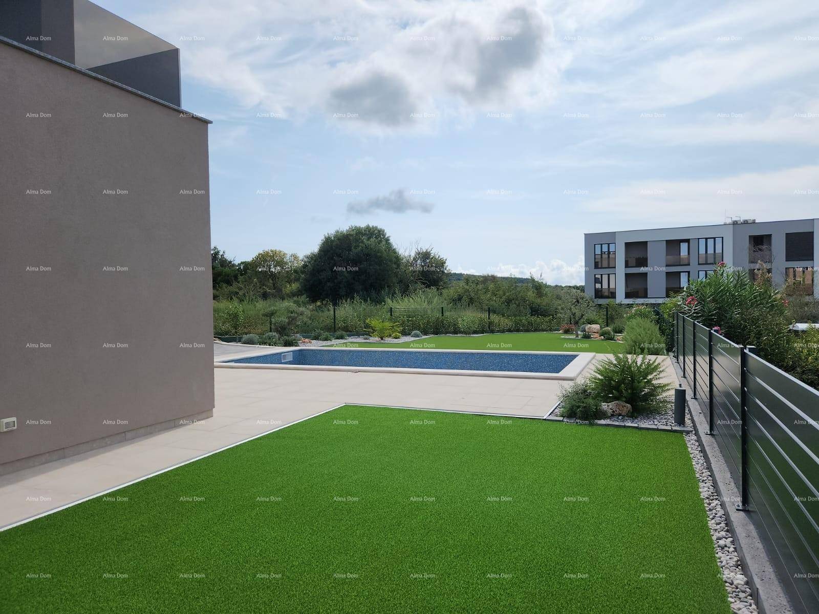 Seitenansicht des Gebäudes mit Außenpool, angrenzender Terrasse und weitläufigem Rasenbereich.