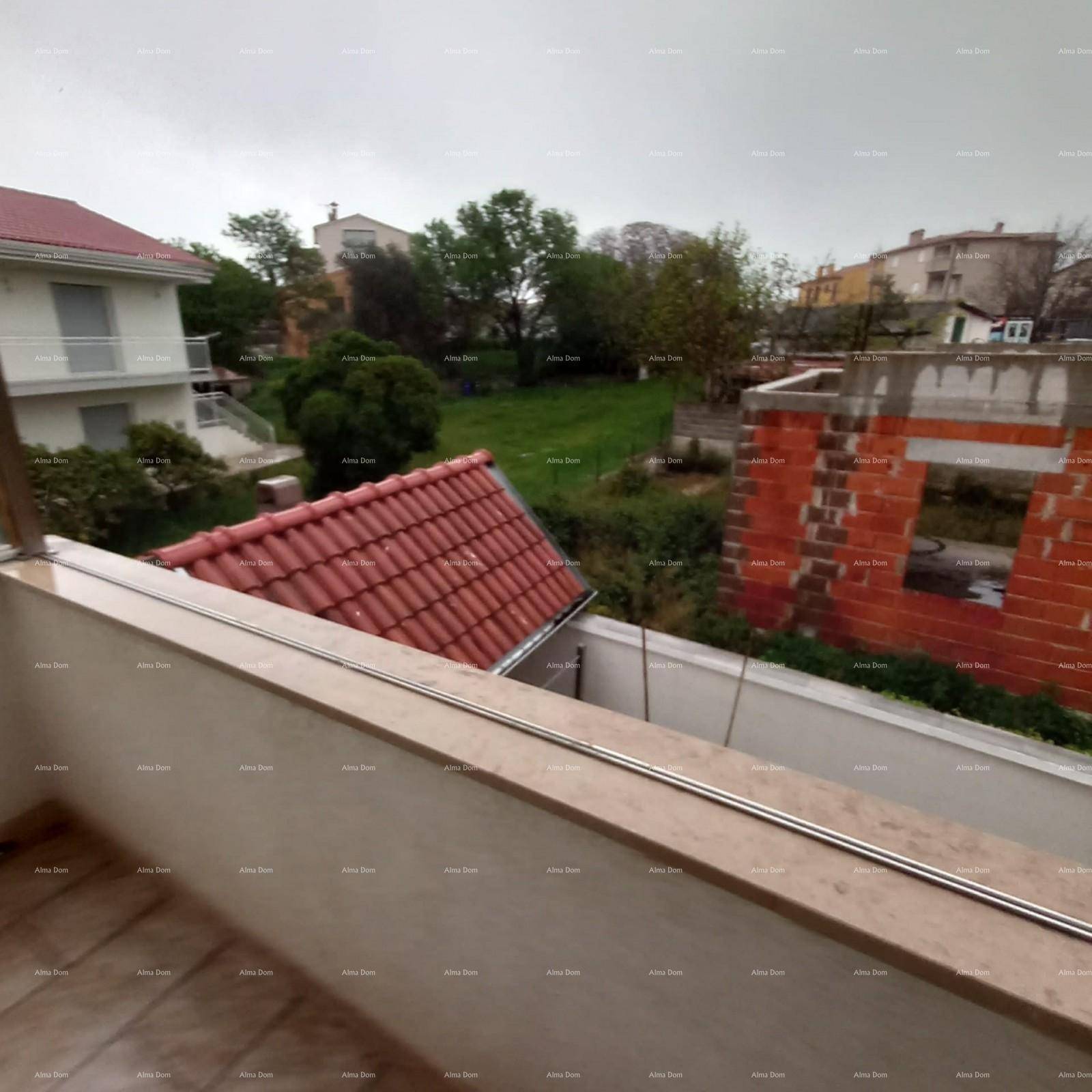 Blick von einem Balkon auf eine grüne Umgebung mit einem Gebäude im Bau.