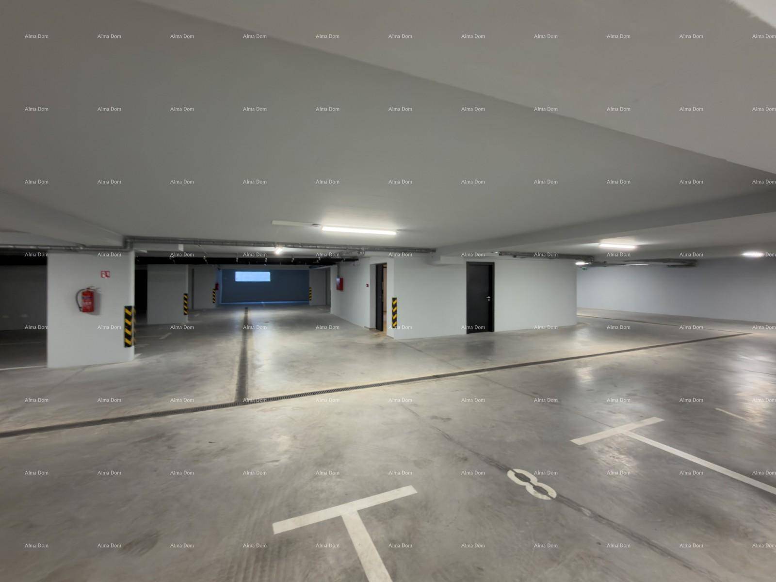 Moderne Tiefgarage mit Betonboden, klaren Markierungen und Brandschutzausrüstung für Fahrzeuge.