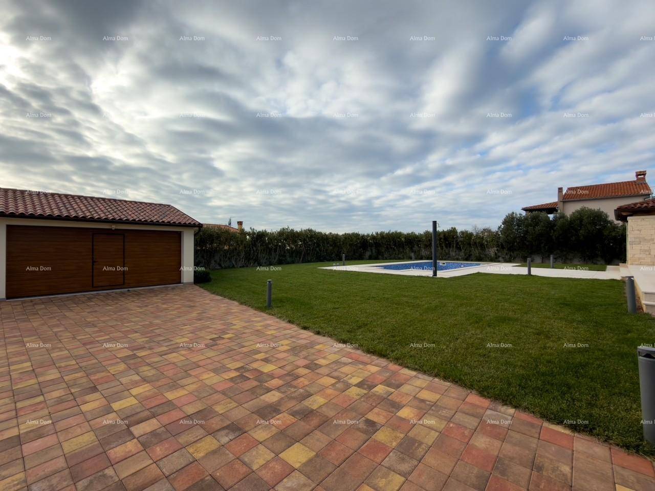 Außenbereich des Anwesens mit Garage, gepflasterter Auffahrt, Rasenfläche und Swimmingpool im Hintergrund.