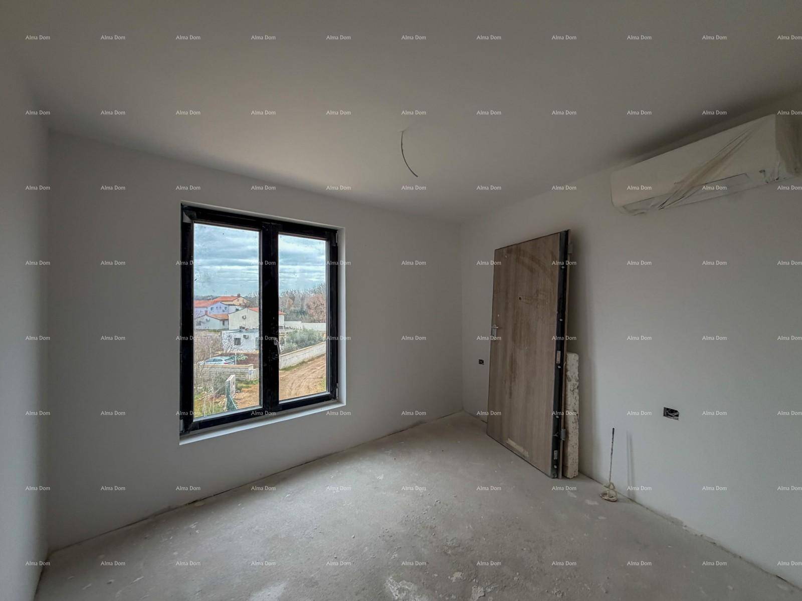 Unfertiges Schlafzimmer mit weiß gestrichenen Wänden, Betonboden und Klimaanlage.