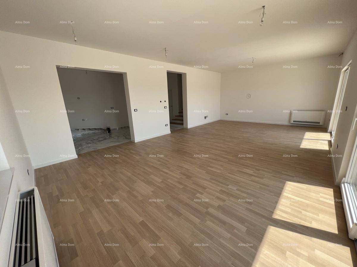 Großzügiges Wohnzimmer mit hellem Eichenparkett und vorbereiteten Anschlüssen für die Beleuchtung.