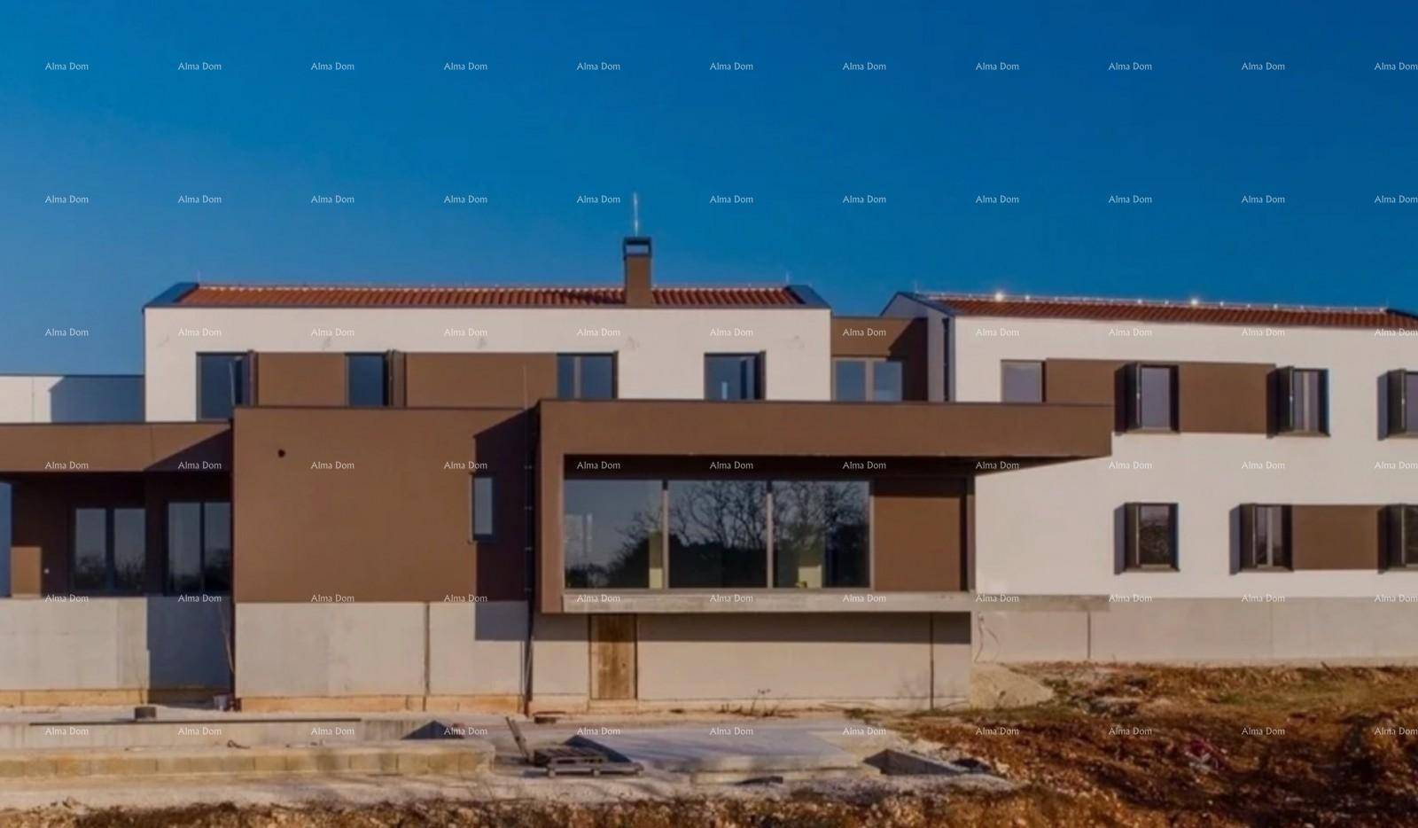 Detaillierte Ansicht der modernen Hausfassade mit großen Fenstern und braunen Verkleidungen.