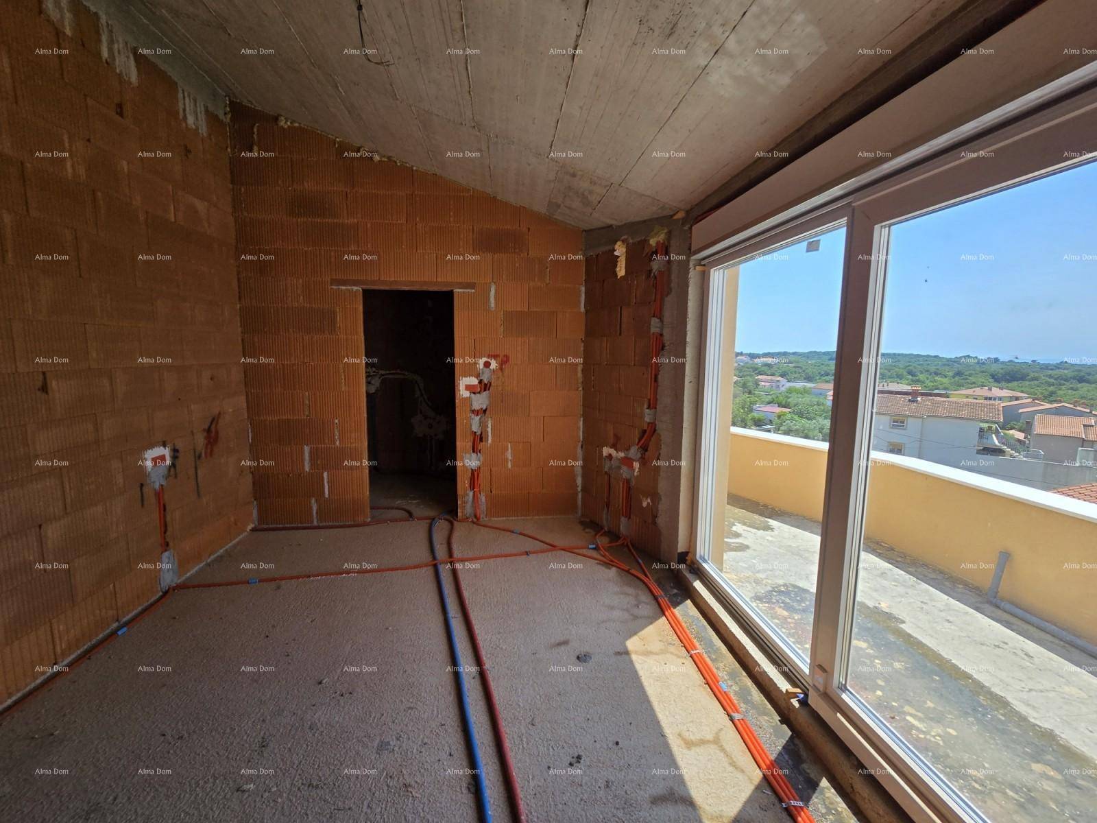 Heller Raum im Rohbau mit großen Schiebetüren, Dachschräge und Zugang zu einem Außenbereich.