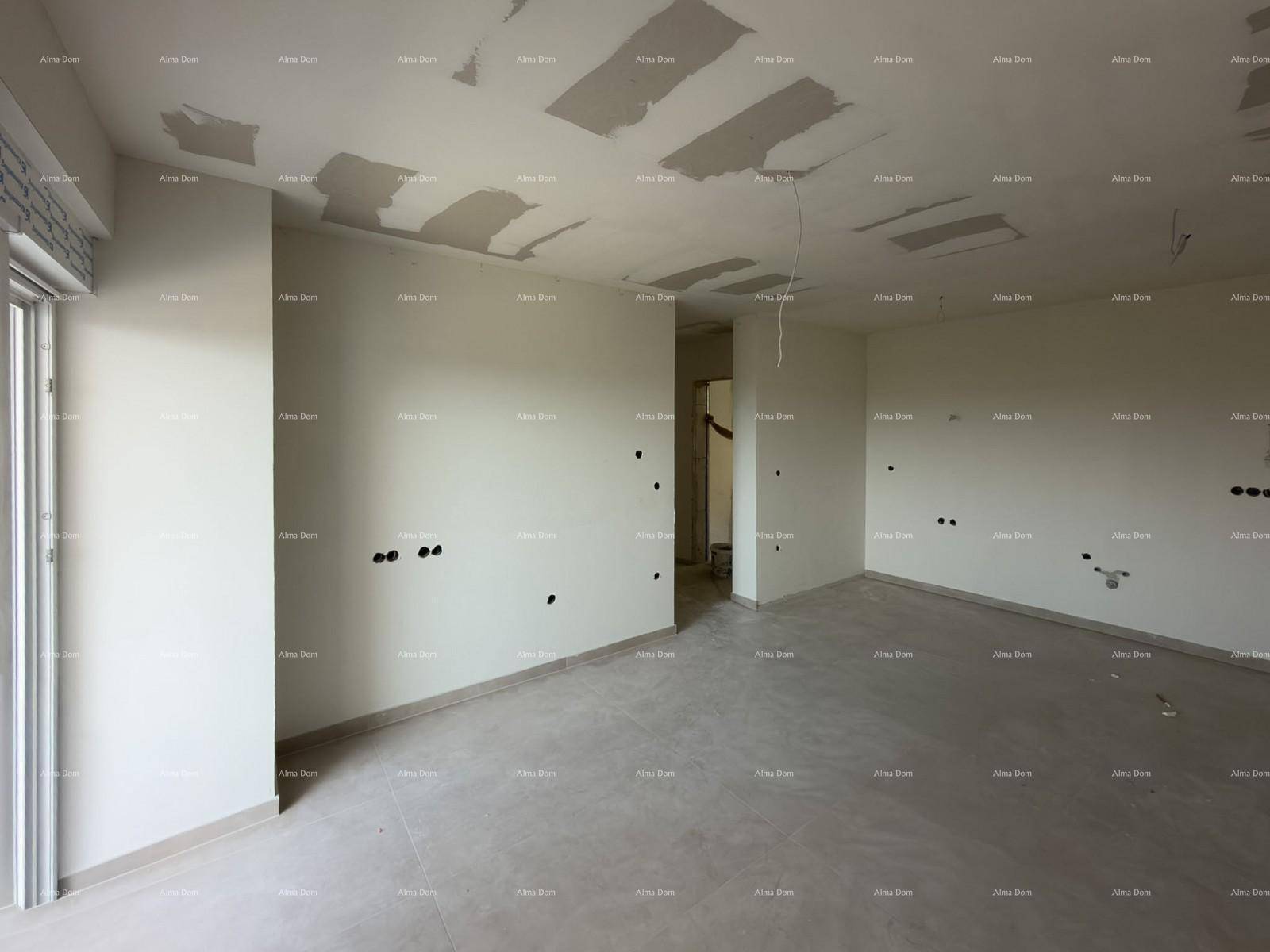 Unfertiger Wohnbereich mit vorbereiteten Wänden und Decken für den Innenausbau.