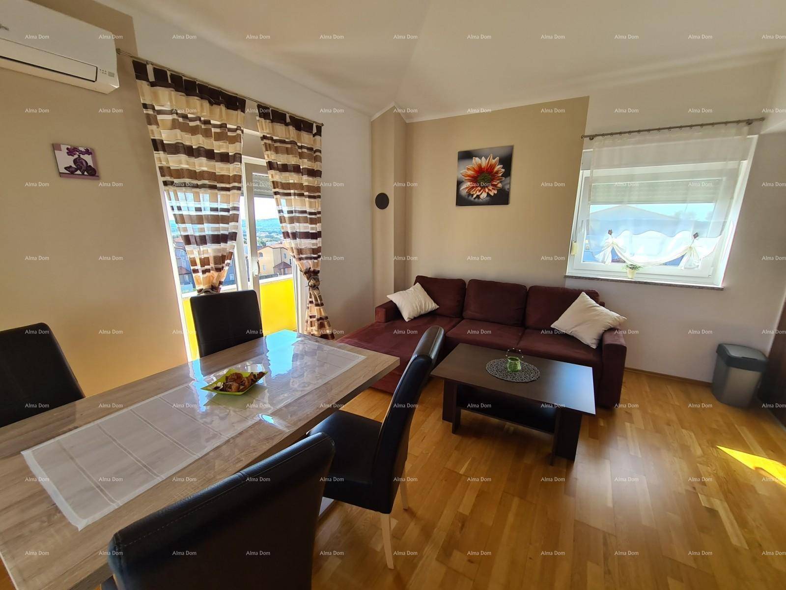 Gemütlicher Wohn-Essbereich mit Holzboden, Sofa, Esstisch und Zugang zu einem Balkon.