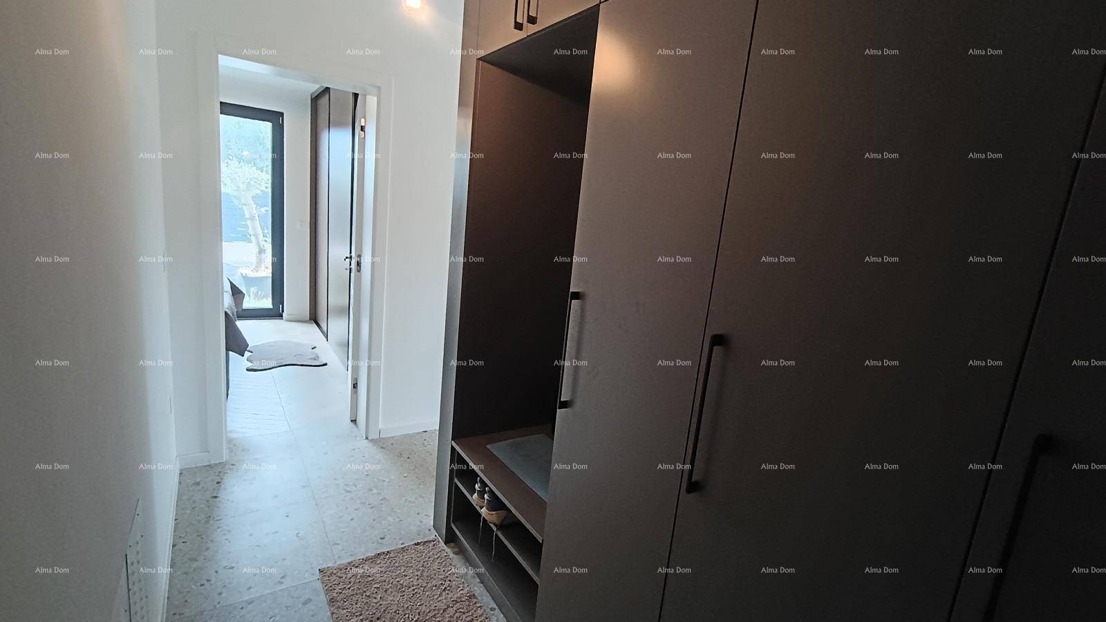 Heller Flur mit Einbauschränken und Zugang zu den weiteren Räumen des Hauses.