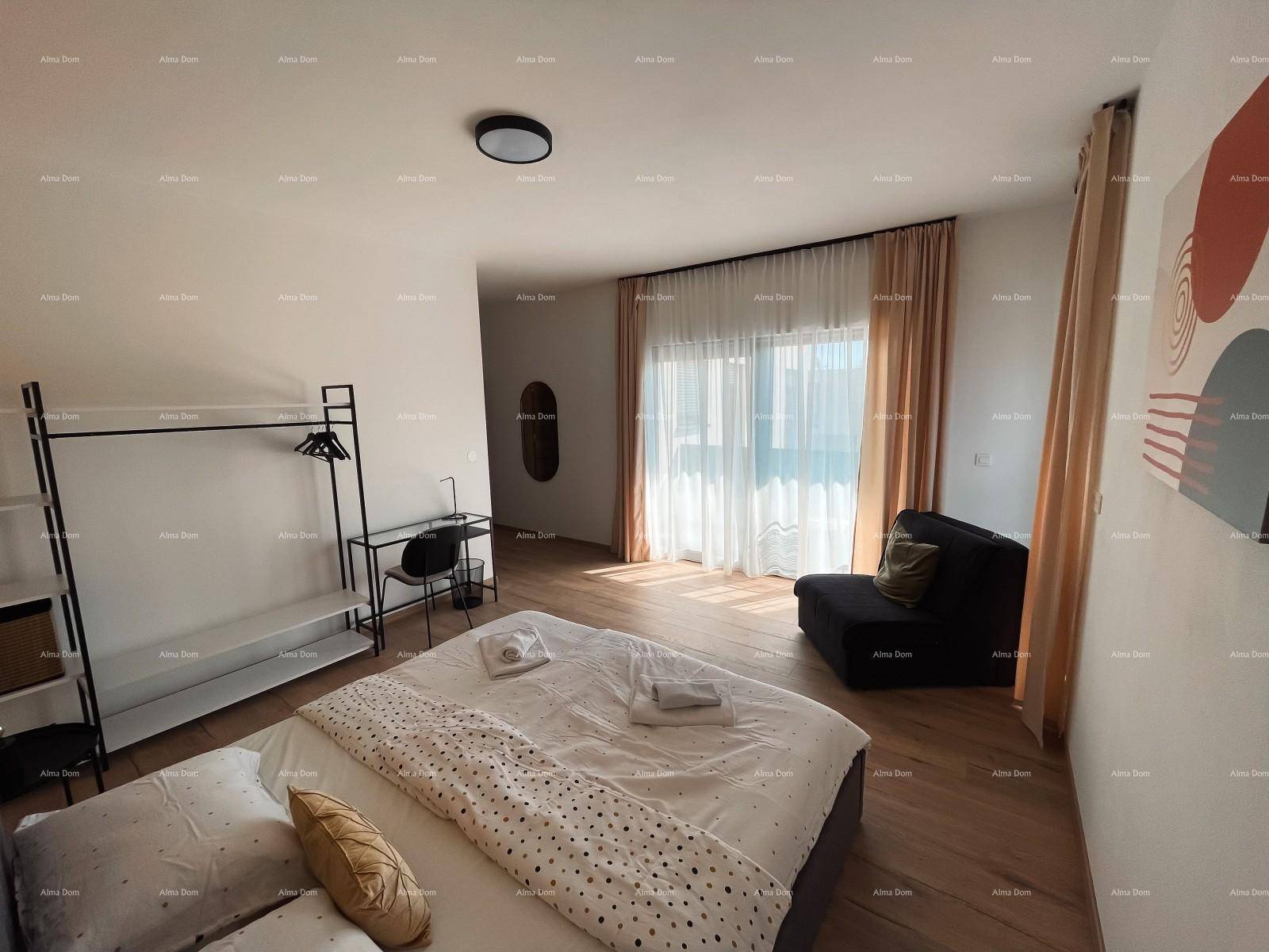 Geräumiges Schlafzimmer mit Doppelbett, Holzboden, großem Fenster und offenem Kleiderschrank.