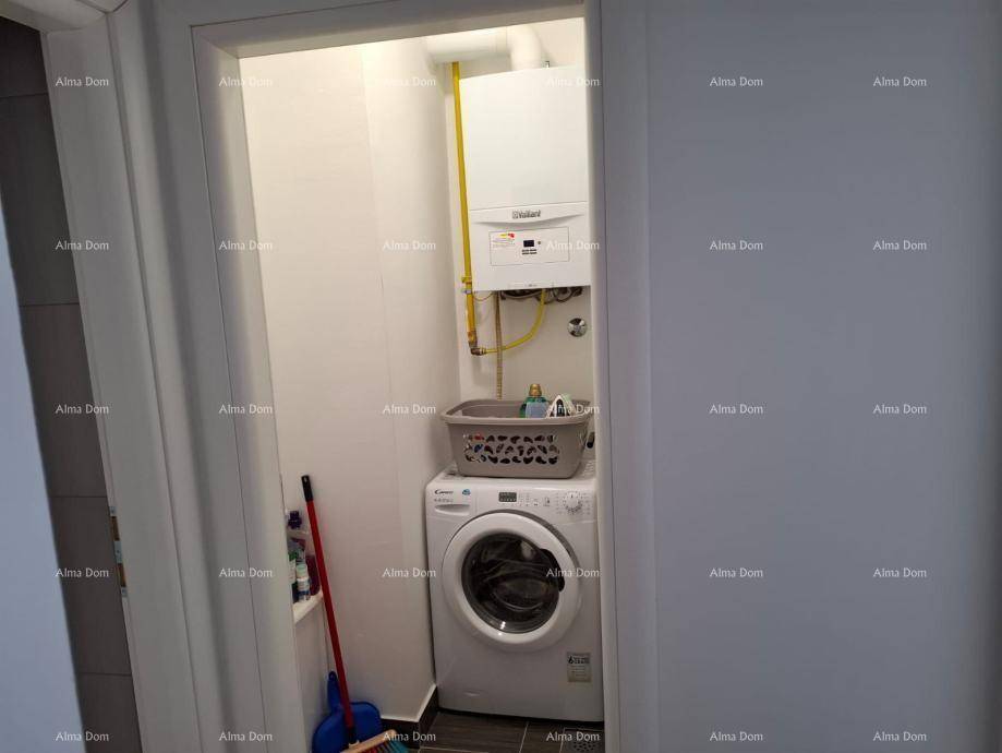 Praktischer Hauswirtschaftsraum mit Waschmaschine und Warmwasserbereiter.