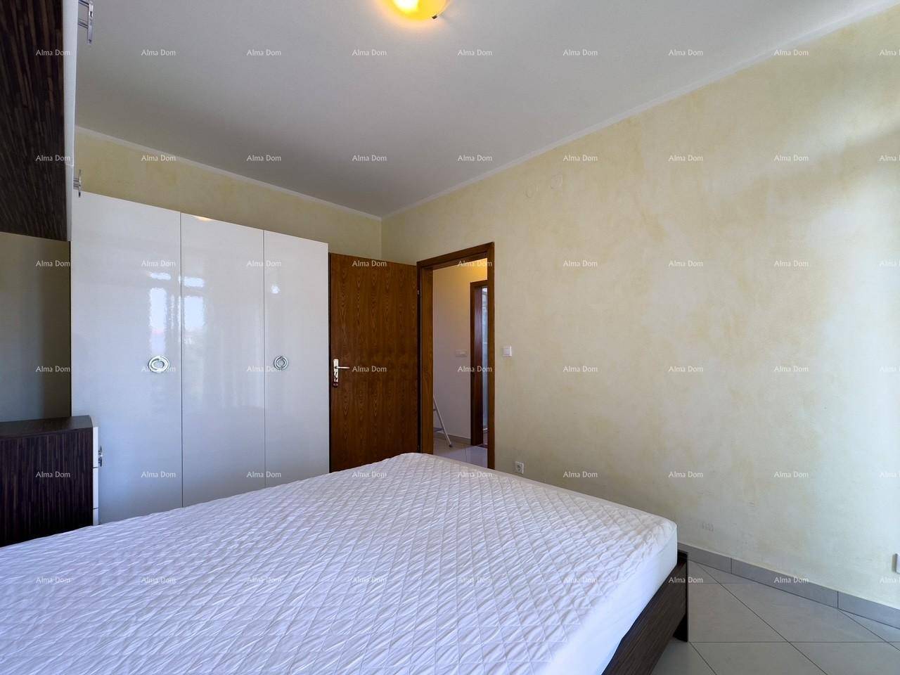 Schlafzimmer mit Bett und weißem Kleiderschrank, bietet ausreichend Stauraum.