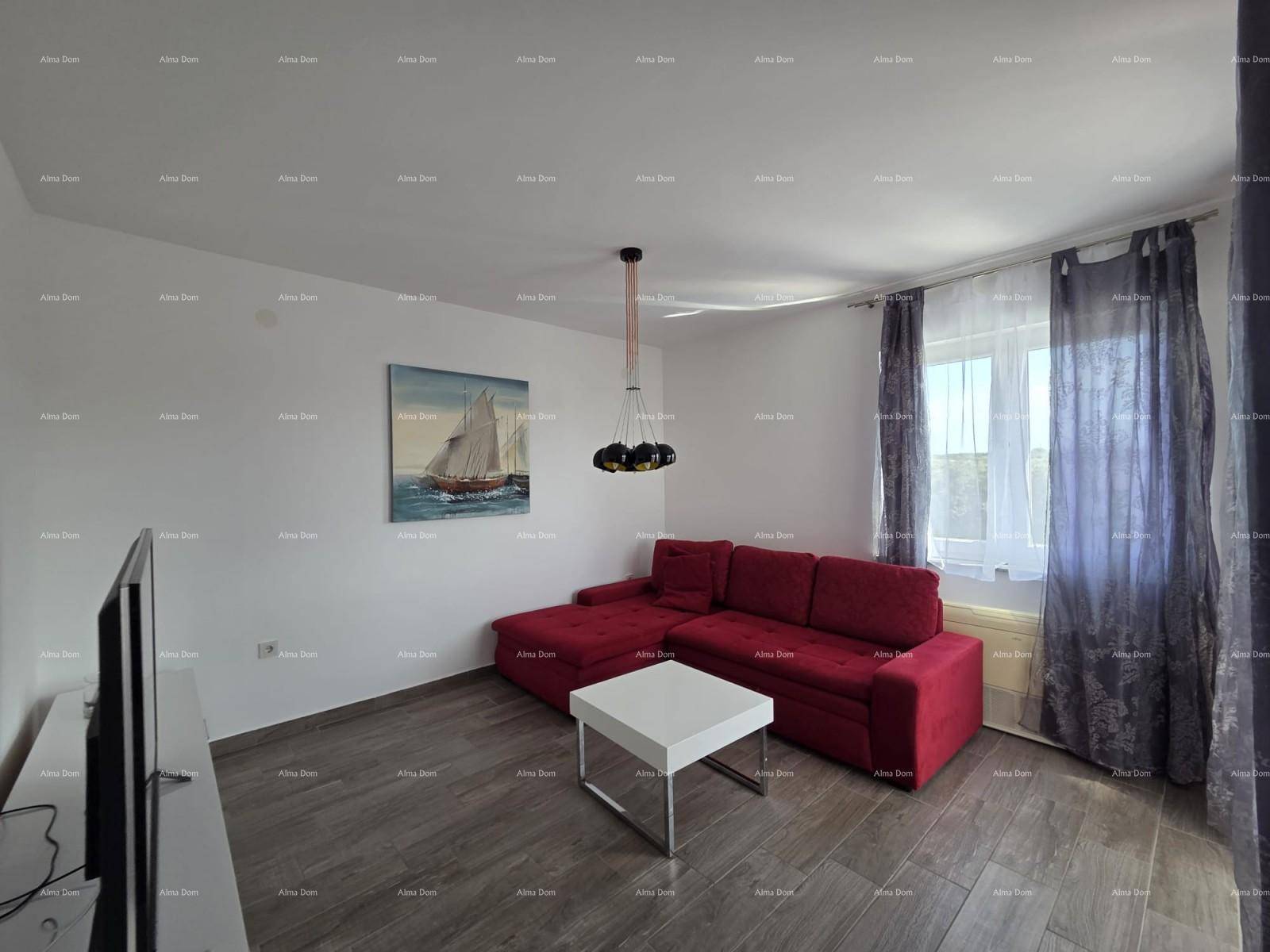 Helles Wohnzimmer mit rotem Ecksofa, modernem Couchtisch und Flachbildfernseher.