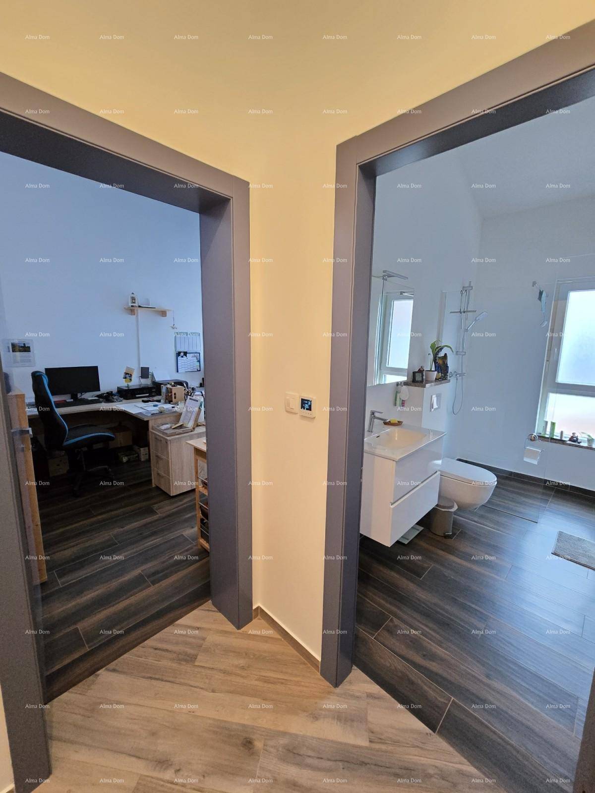 Flur mit Zugängen zu einem Büro und einem Badezimmer.