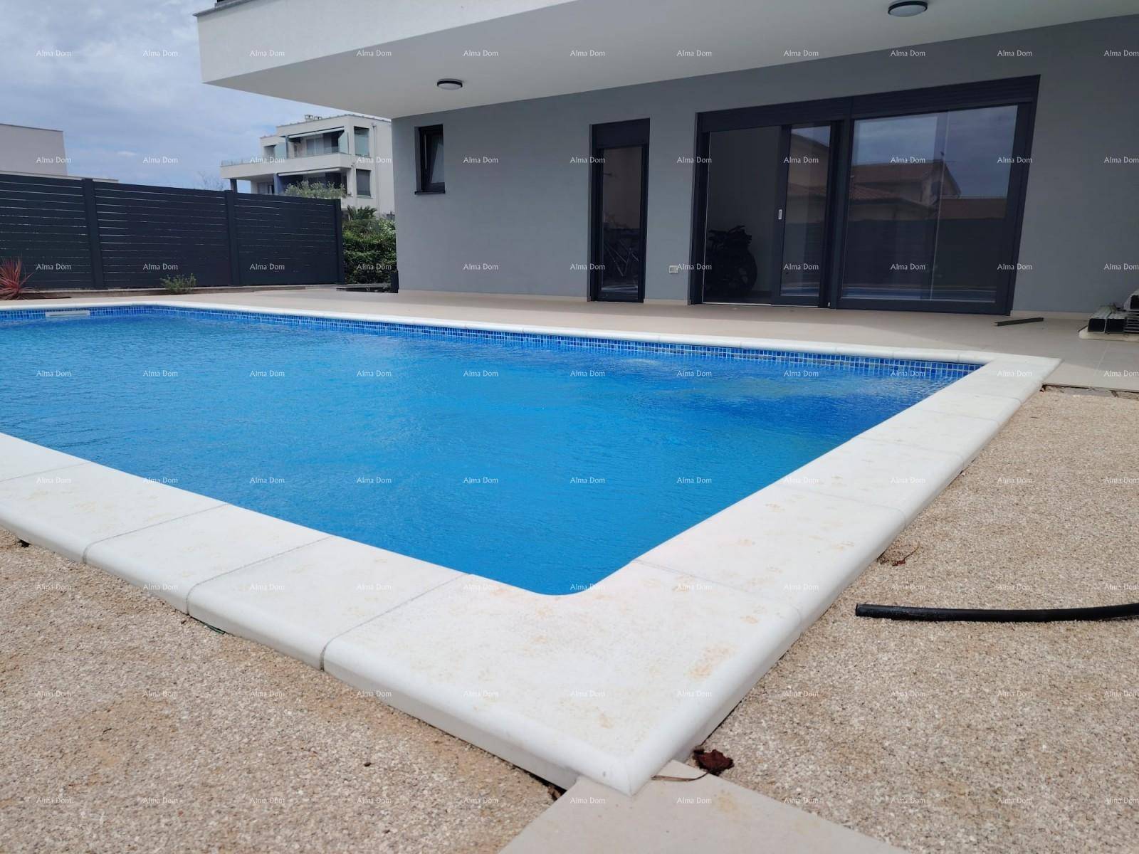 Moderner Außenbereich mit großem Swimmingpool und gepflegter Terrasse vor dem Gebäude.