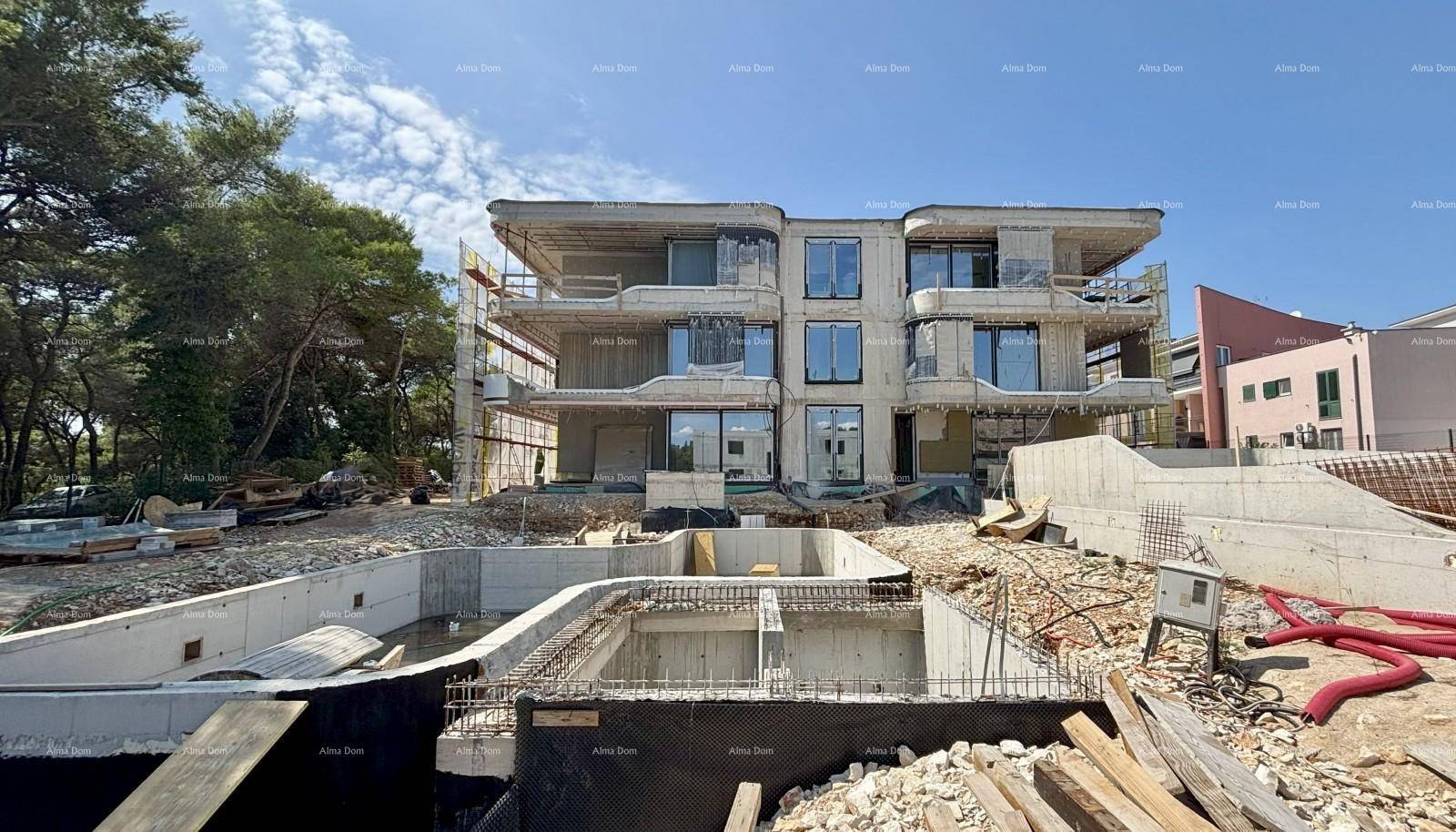 Neubau im Rohbau mit ausgehobener Poolgrube und sichtbaren Bauarbeiten im Außenbereich.