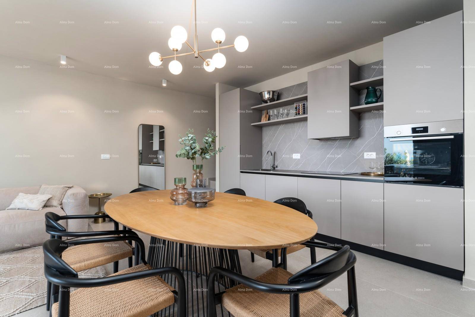 Stilvolle Küche und Essbereich mit modernen grauen Schränken und Holztisch.