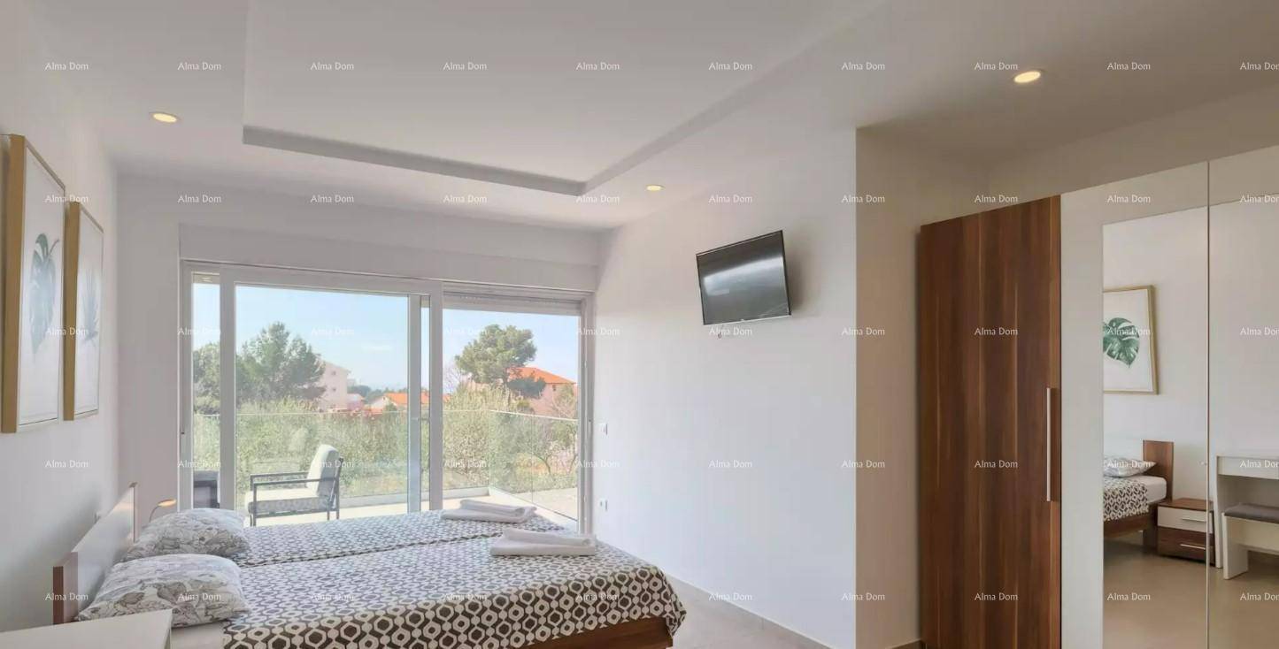 Helles Schlafzimmer mit zwei Einzelbetten, Einbauschrank und Zugang zum Balkon mit Aussicht.